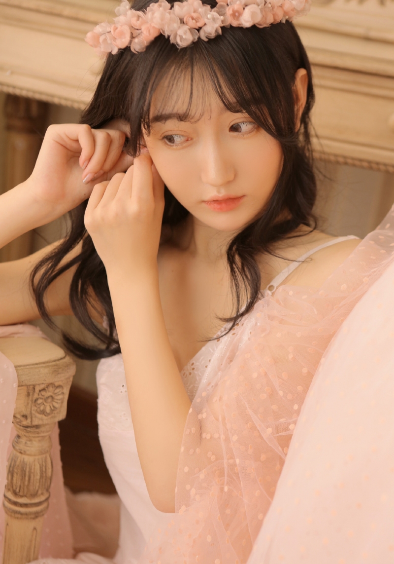 花环美女吊带纱裙唯美动人图片