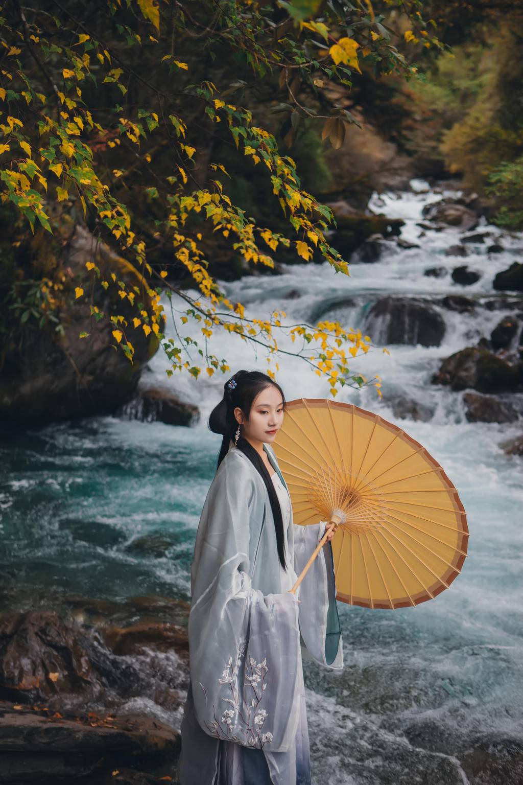 小溪边的古装美女清逸脱俗图片