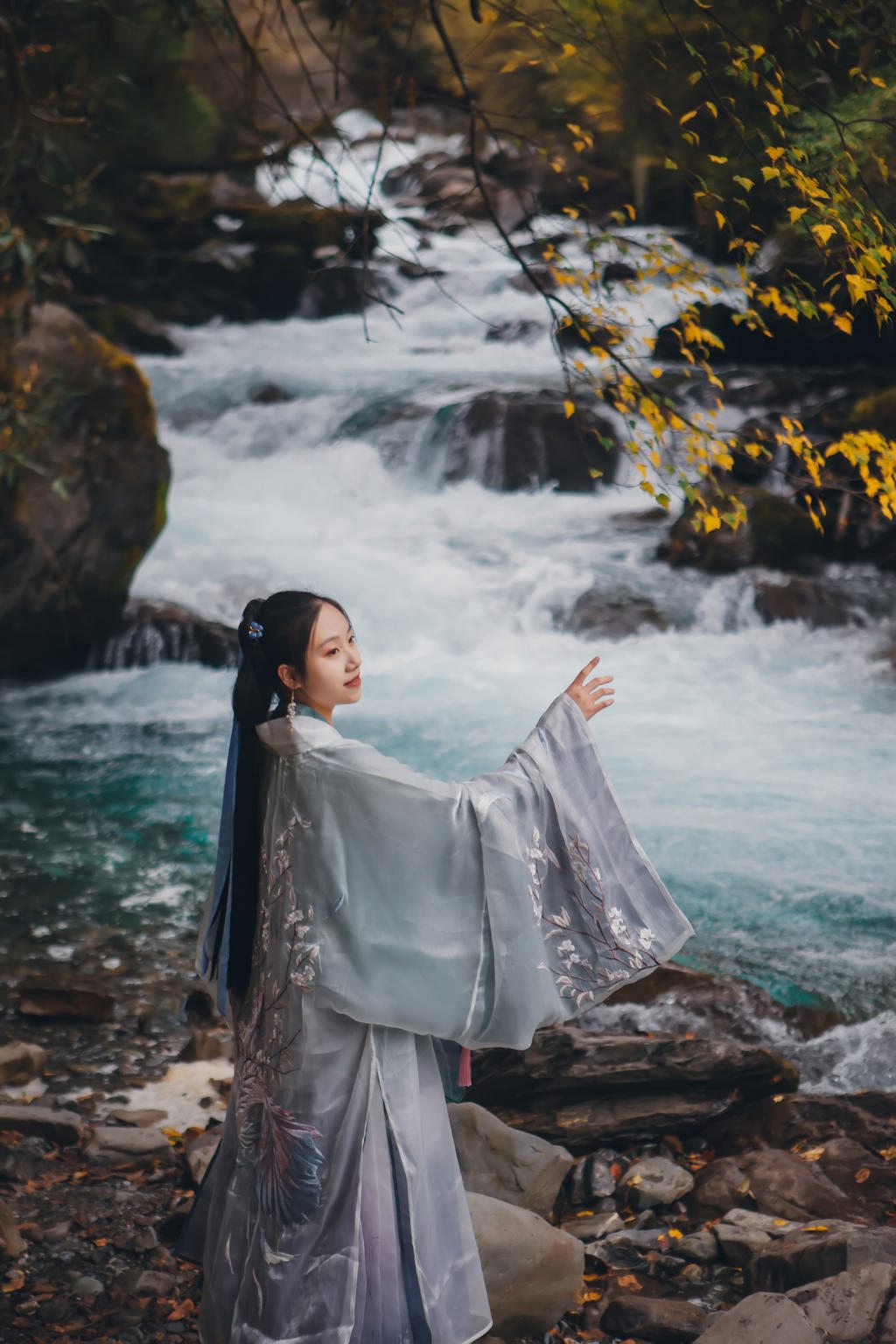 小溪边的古装美女清逸脱俗图片