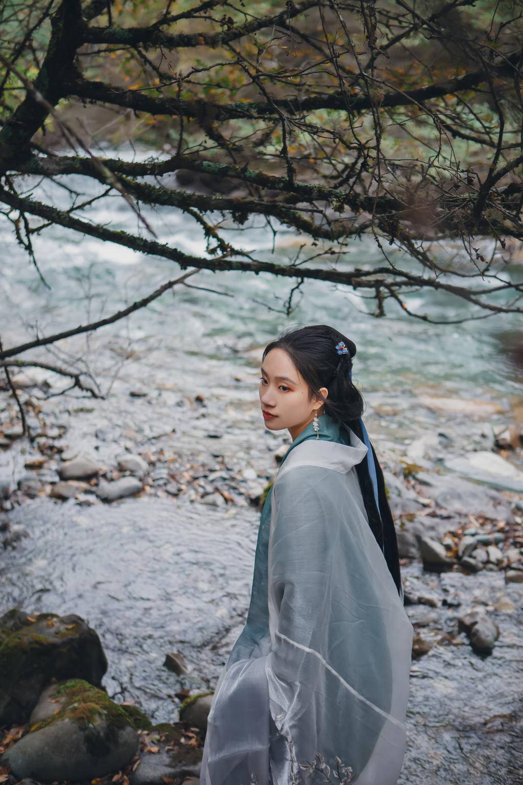 小溪边的古装美女清逸脱俗图片