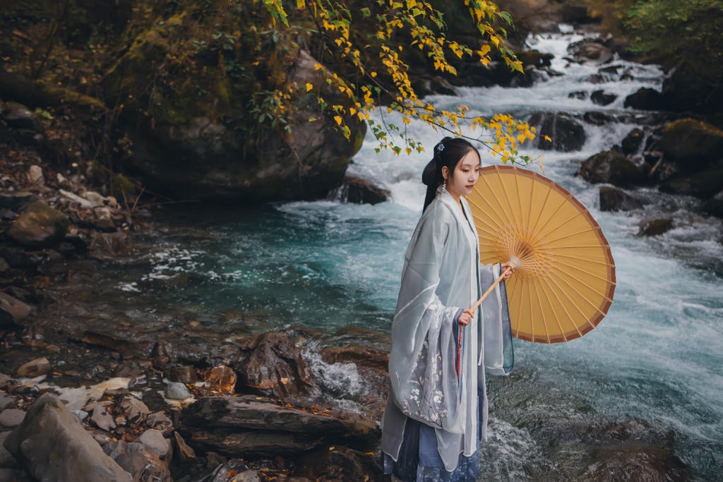小溪边的古装美女清逸脱俗图片