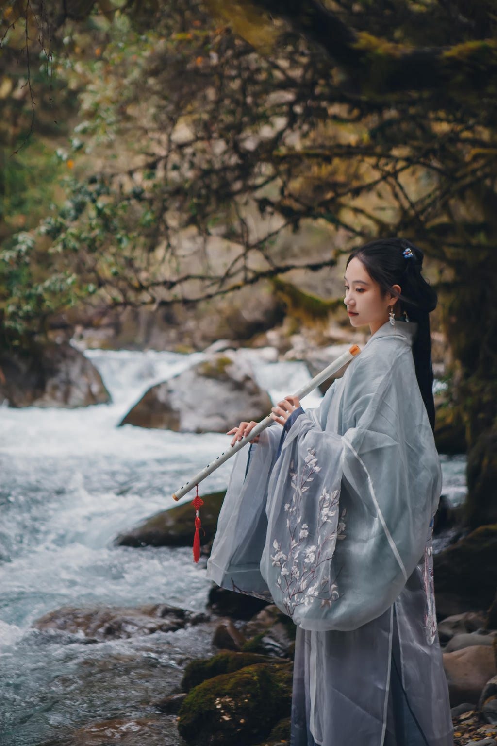 小溪边的古装美女清逸脱俗图片