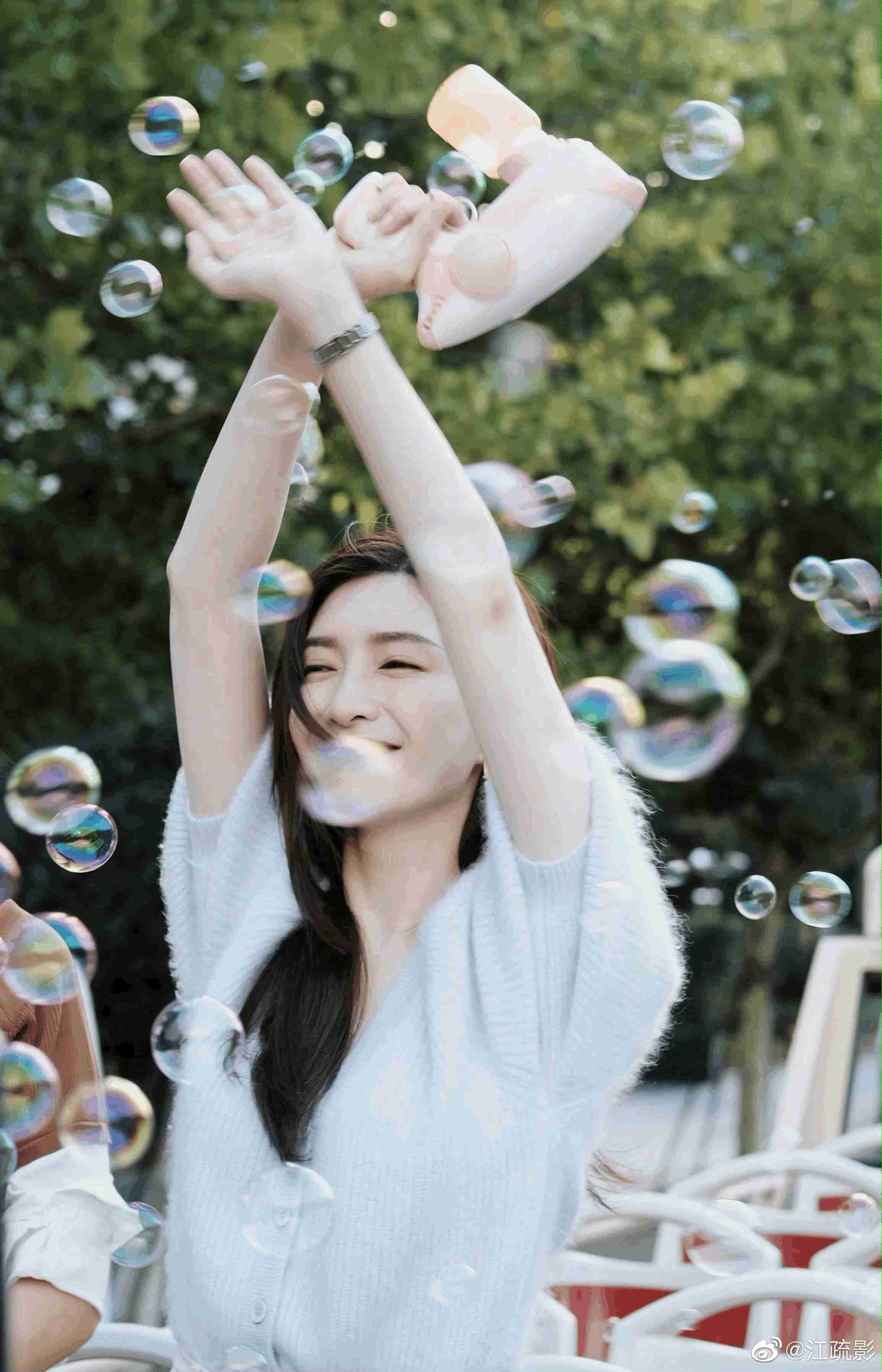 江疏影素色造型尽显清新雅致写真