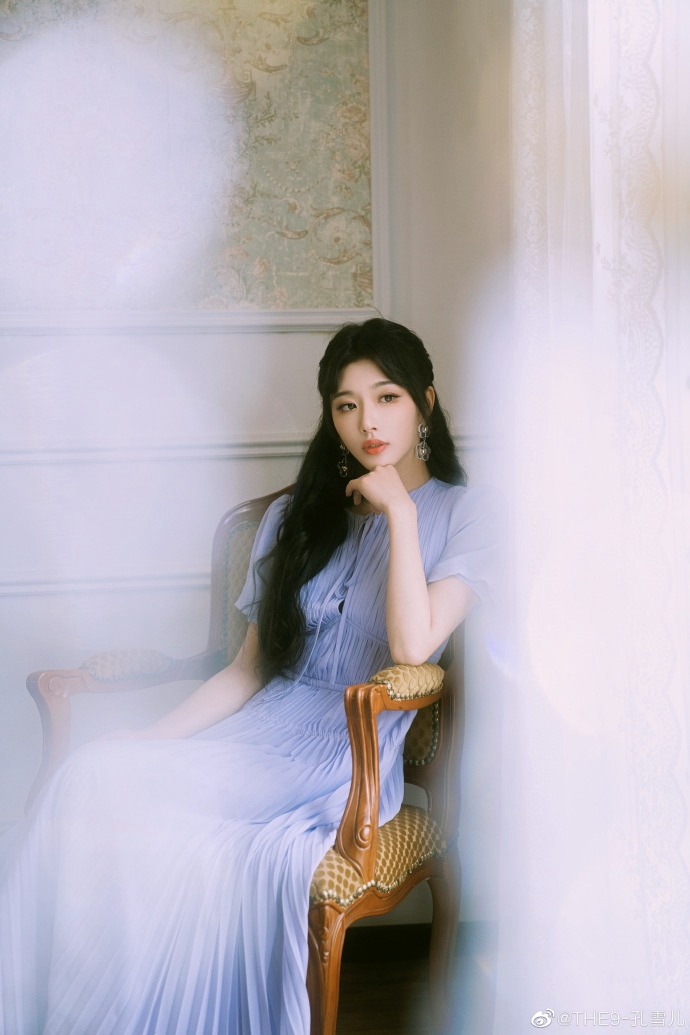 孔雪儿紫色长裙唯美梦幻写真美照