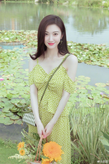景甜牛油果吊带裙清新甜美写真