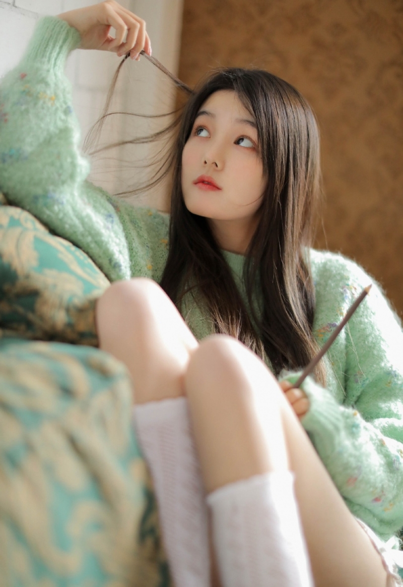 沙发上的可爱妹子白丝美腿写真