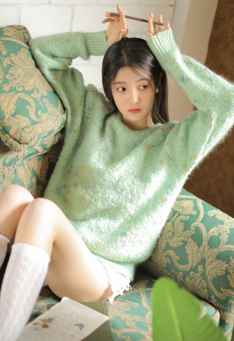 沙发上的可爱妹子白丝美腿写真