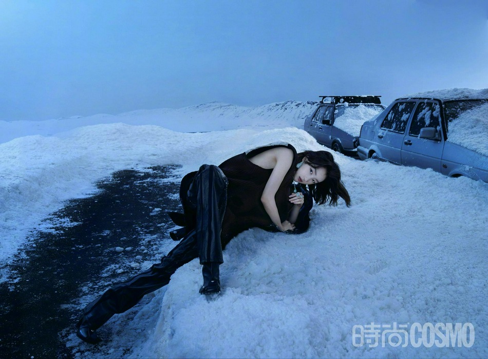 周冬雨全黑造型酷飒十足时尚写真