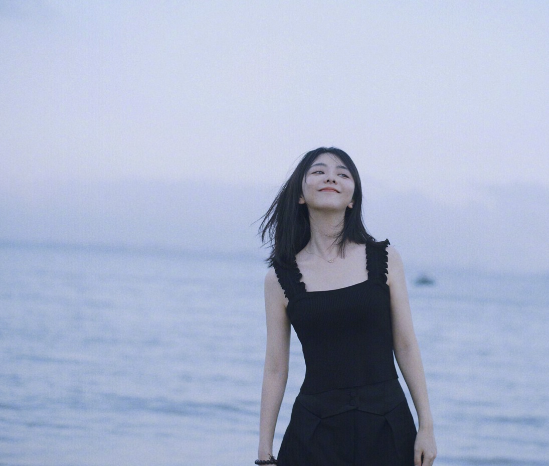 谭松韵笑容怼脸拍海边游客照
