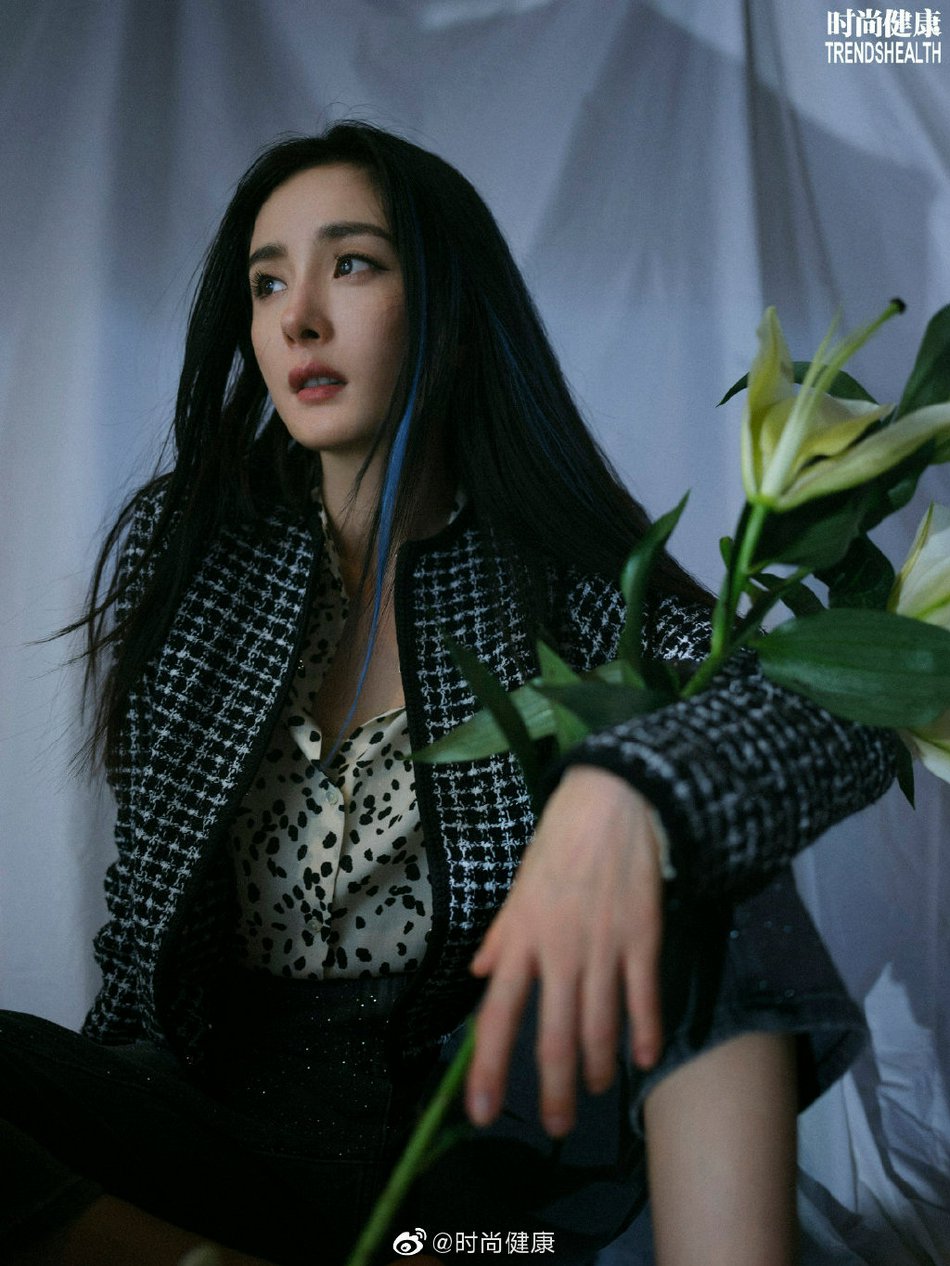 杨幂蓝色挑染造型慵懒迷人写真
