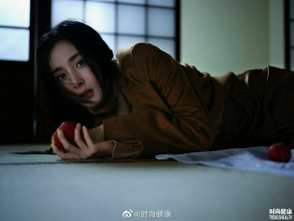 杨幂蓝色挑染造型慵懒迷人写真