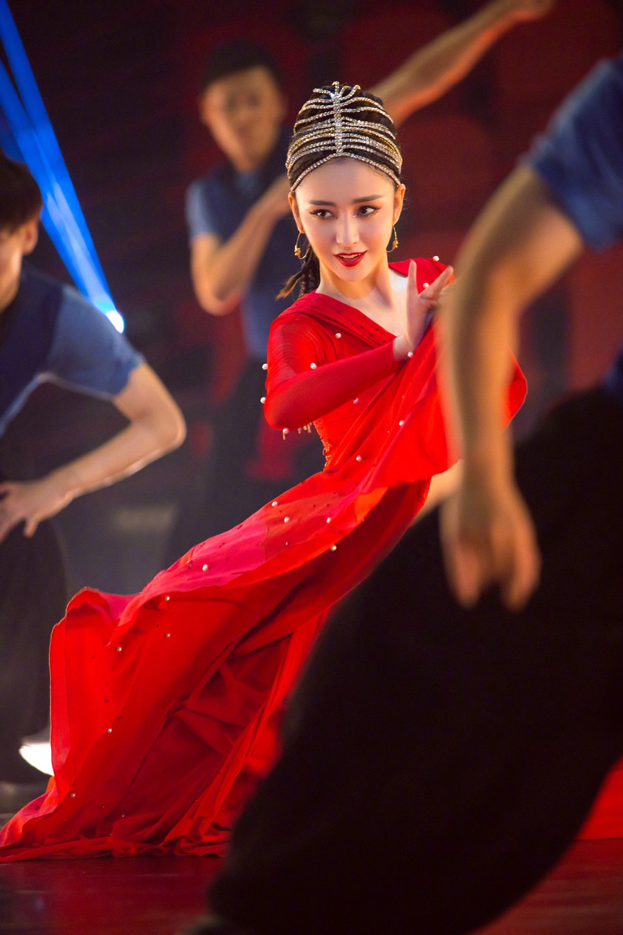 佟丽娅 《舞蹈生》导师大秀烈焰红纱裙迷人奔放