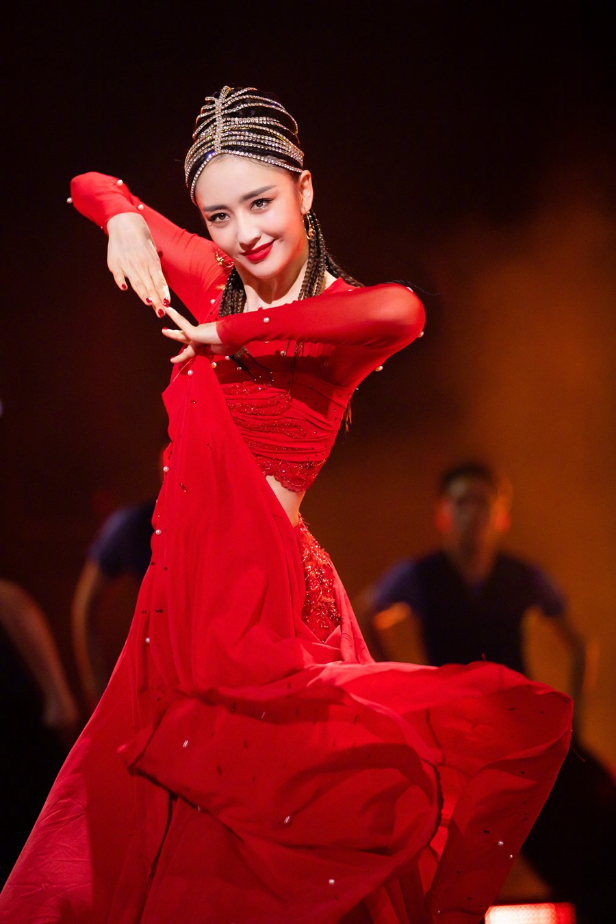 佟丽娅 《舞蹈生》导师大秀烈焰红纱裙迷人奔放
