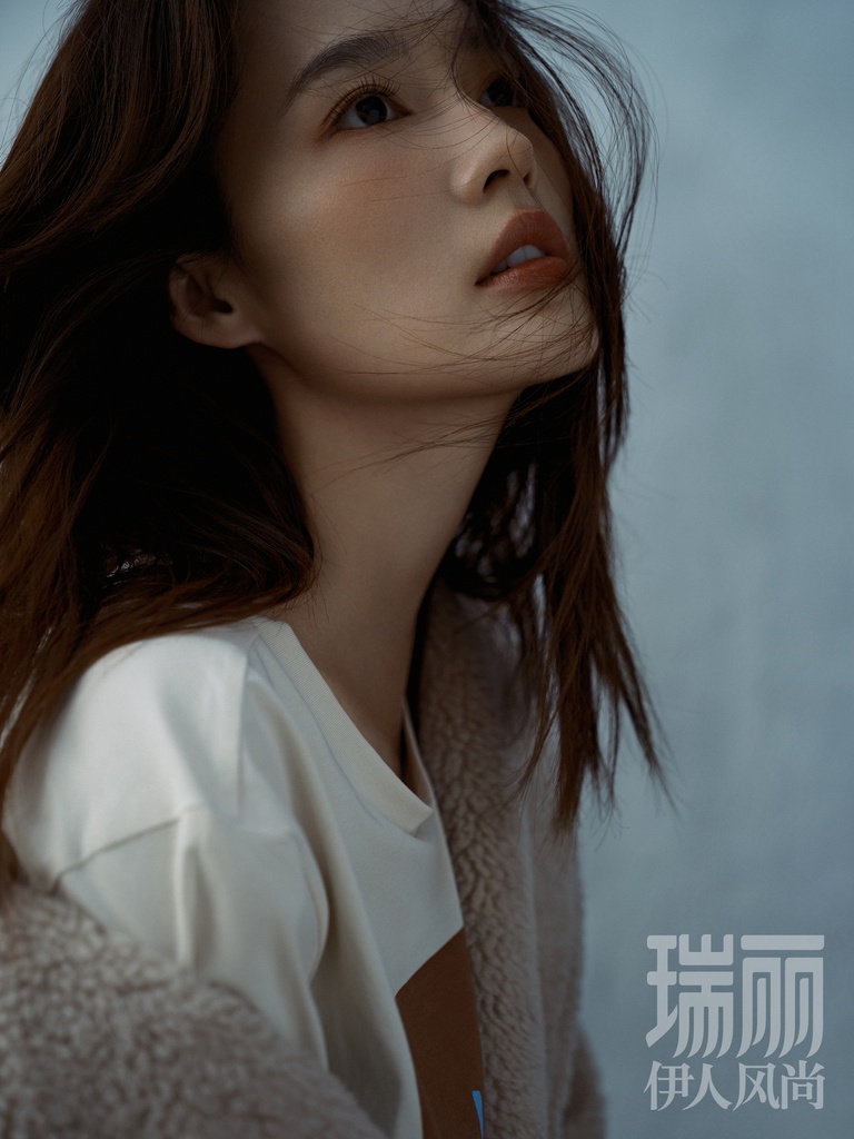 李沁橘色系晒伤妆温柔大方写真