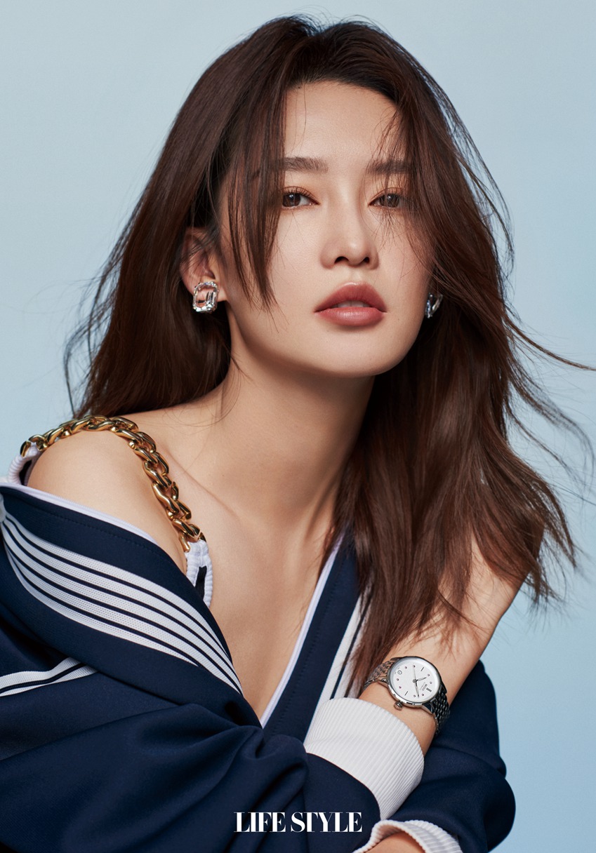 李沁简约时尚运动风女友大片