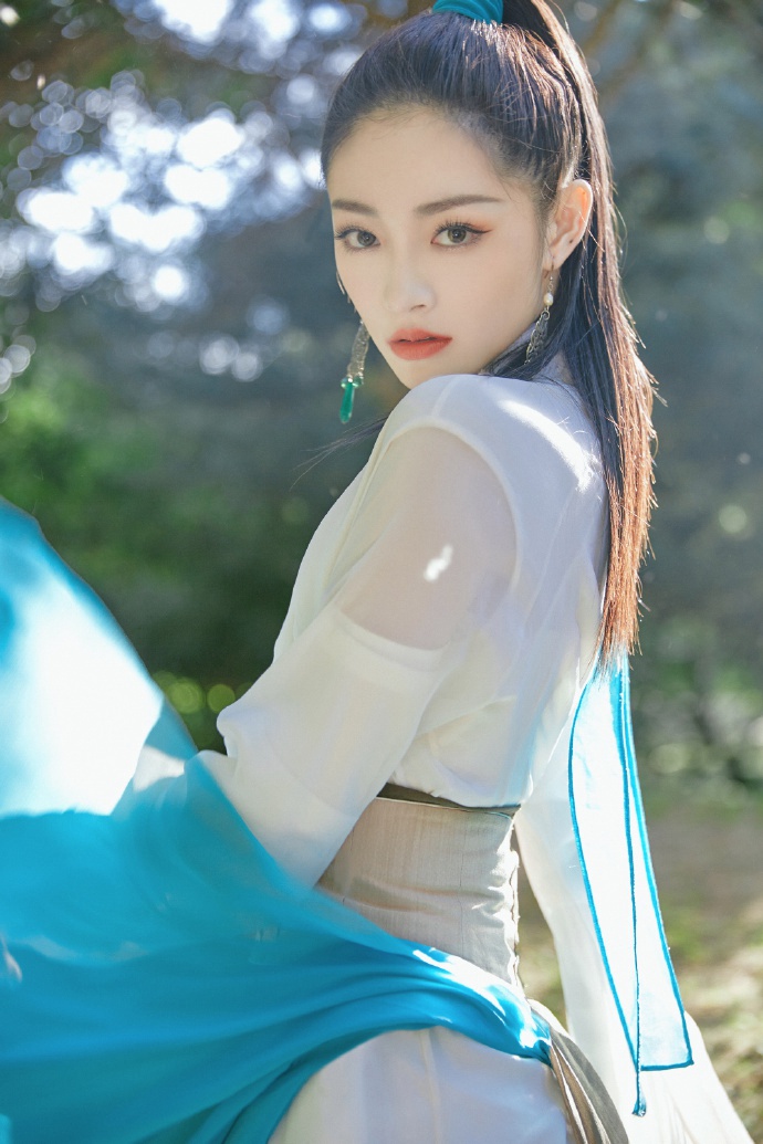 周洁琼水墨古风造型又美又飒写真