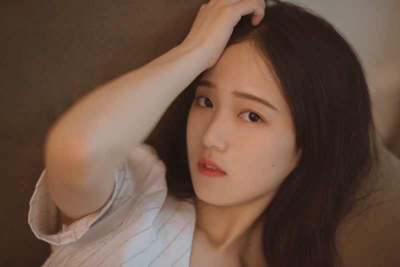 白裙美女长发披肩清纯动人写真