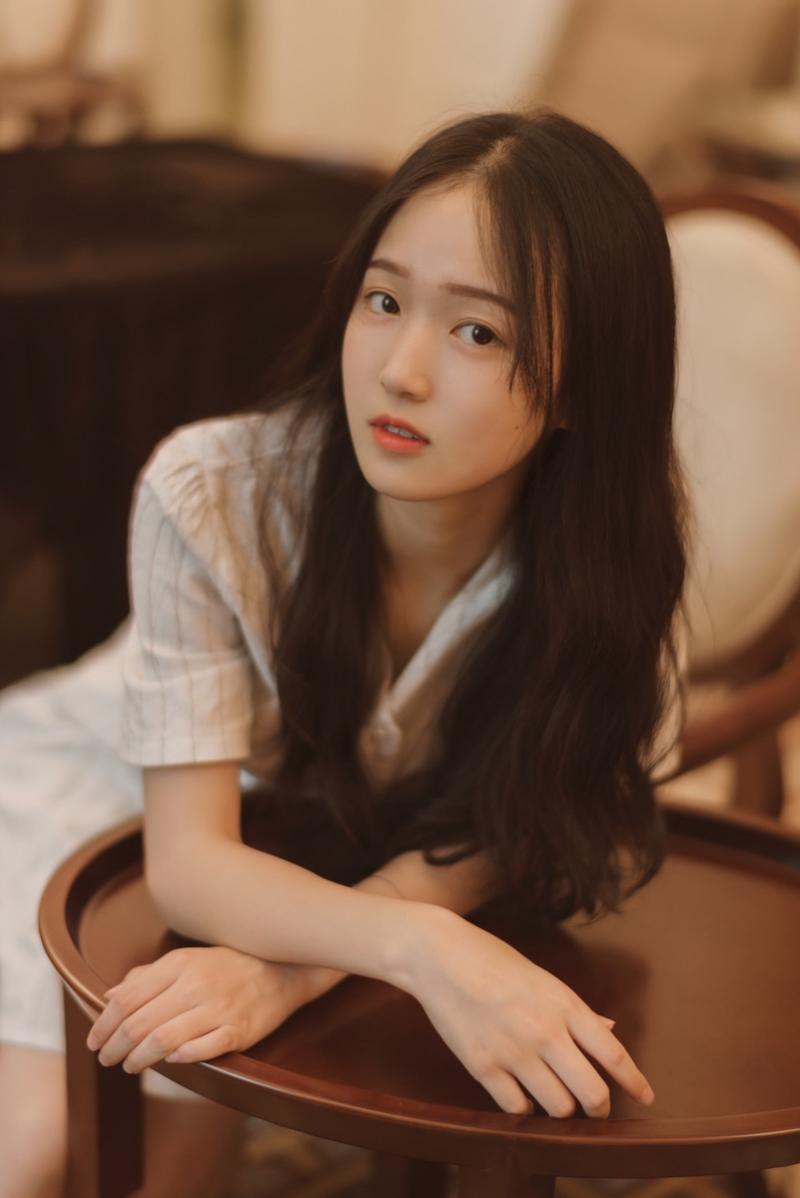 白裙美女长发披肩清纯动人写真