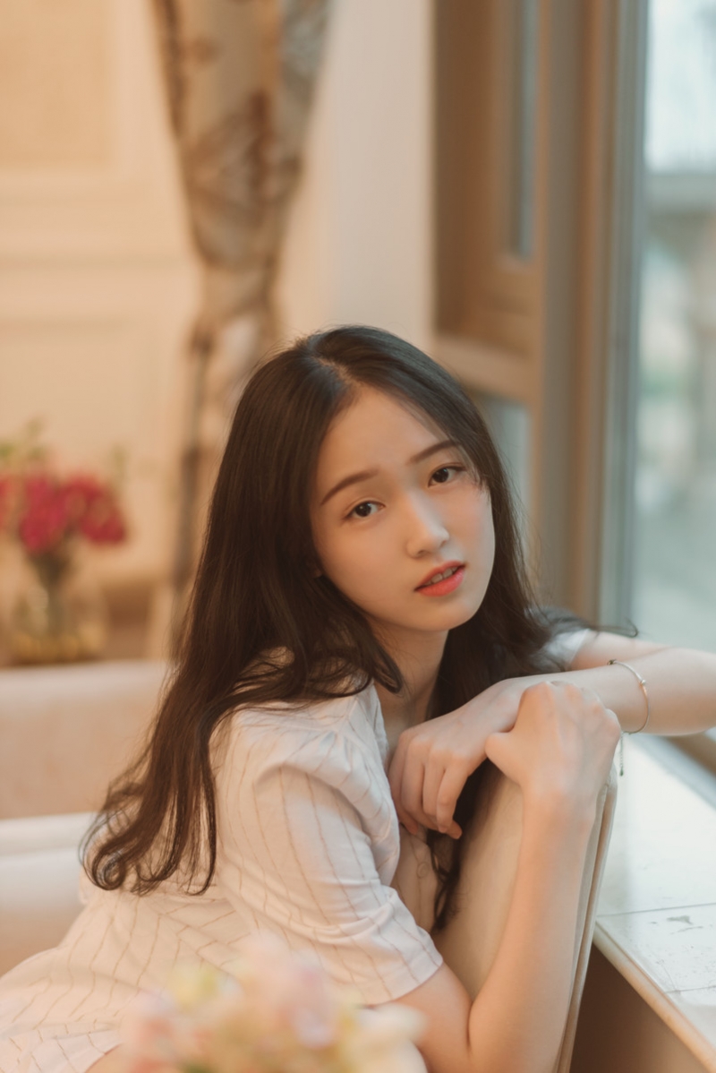 白裙美女长发披肩清纯动人写真