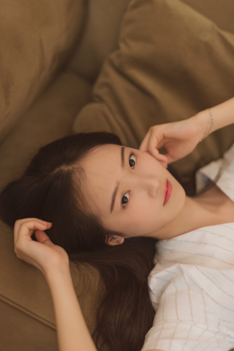 白裙美女长发披肩清纯动人写真