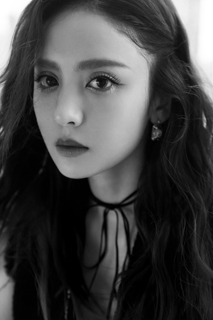 古力娜扎披肩卷发又美又飒写真