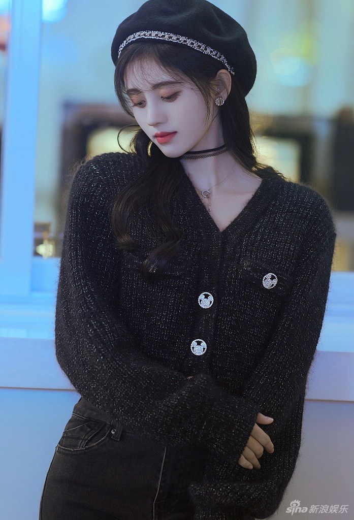 鞠婧t贝雷帽针织衫甜美迷人写真