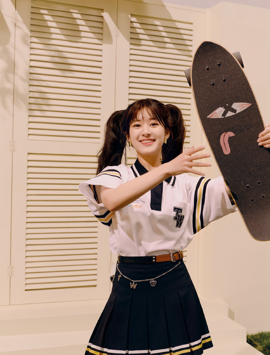 赵露思TeenieWeenie17周年展示特立独行的乖学院风写真