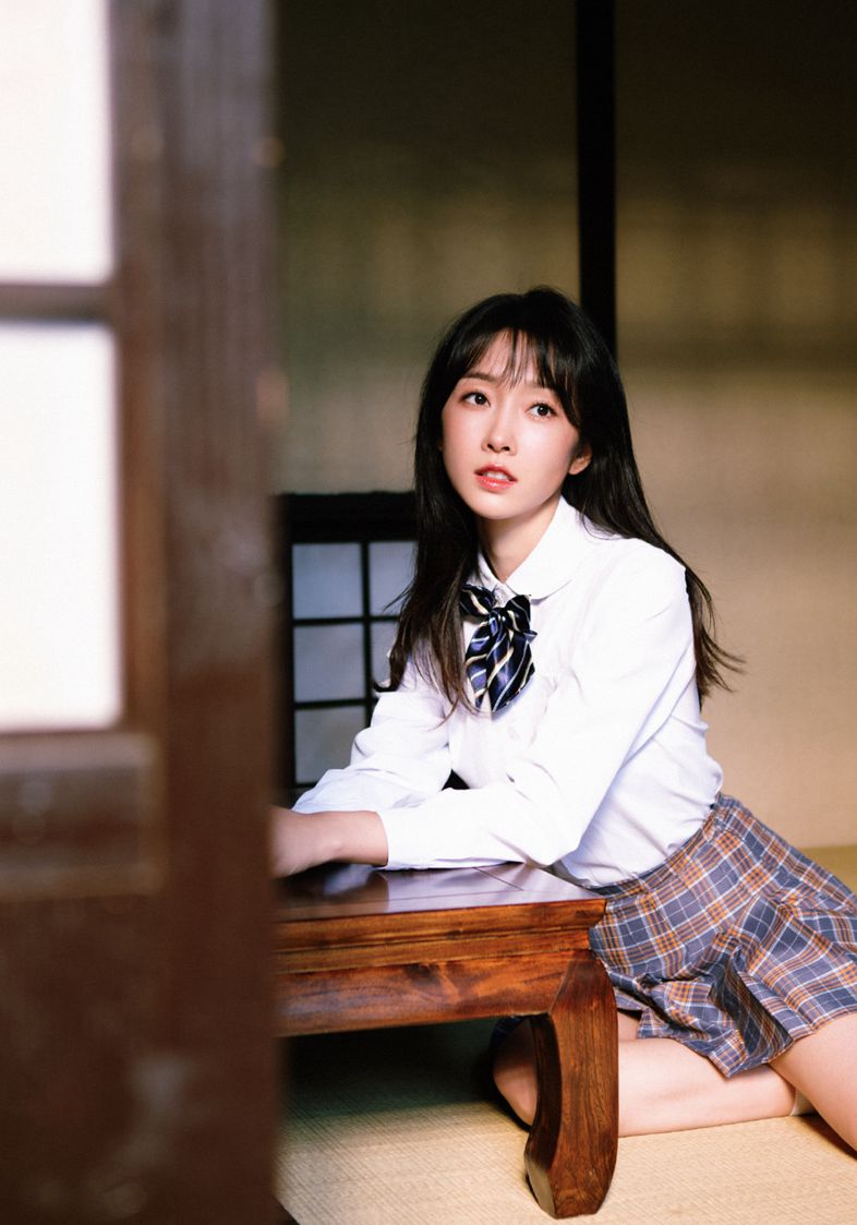 宣璐强东h新歌MV上演闺蜜校服杀青春大片