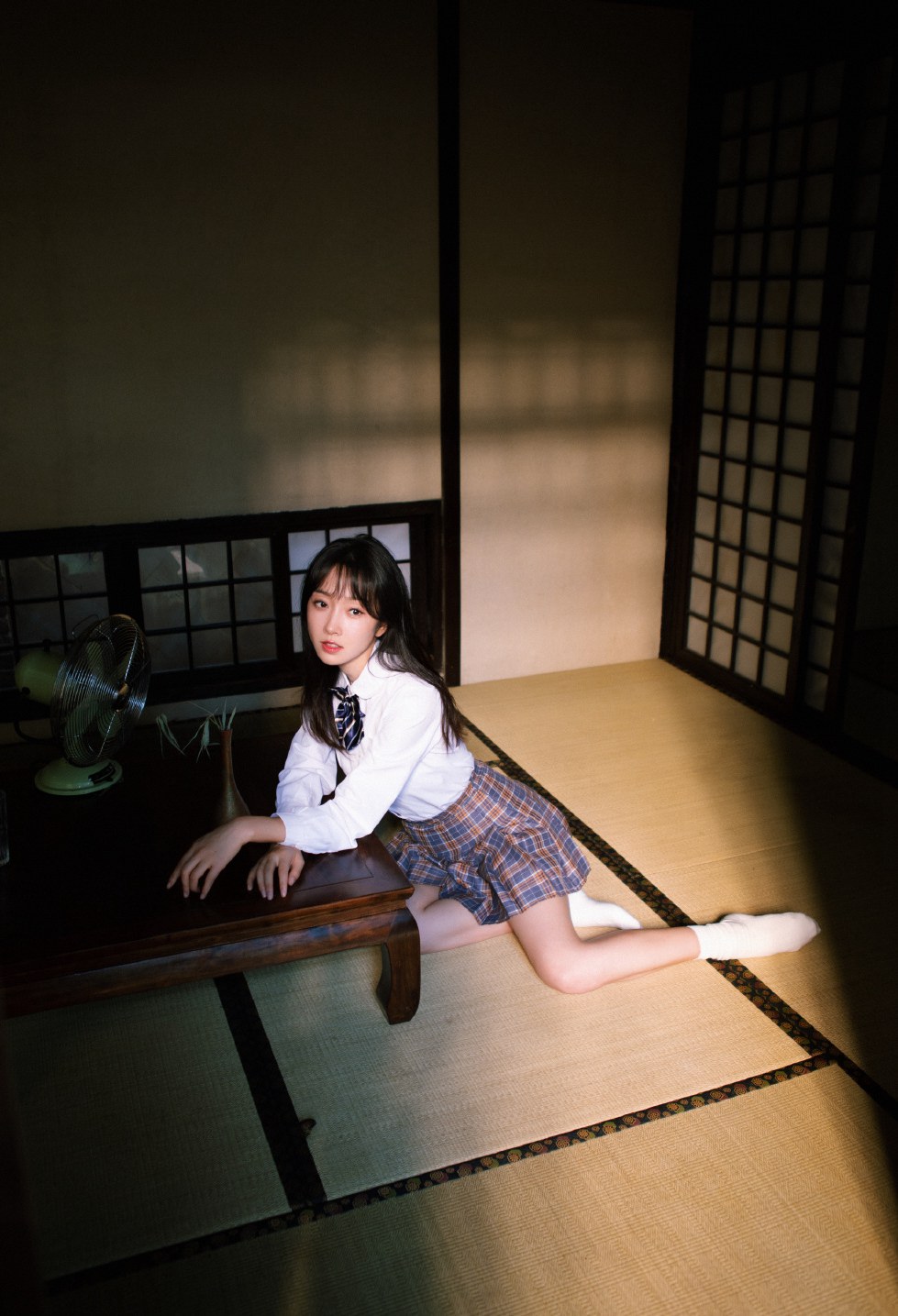 宣璐强东h新歌MV上演闺蜜校服杀青春大片