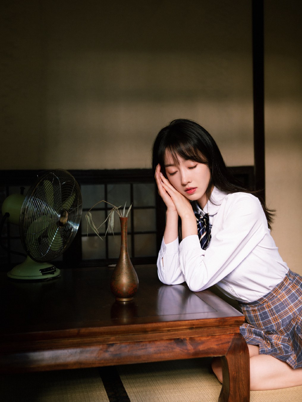 宣璐强东h新歌MV上演闺蜜校服杀青春大片