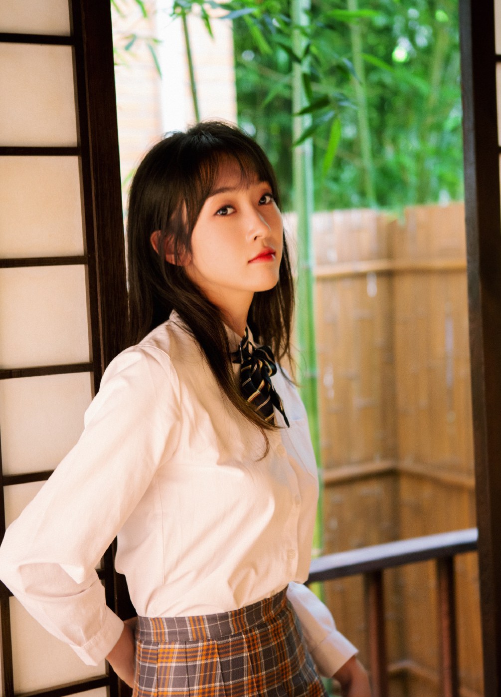 宣璐强东h新歌MV上演闺蜜校服杀青春大片