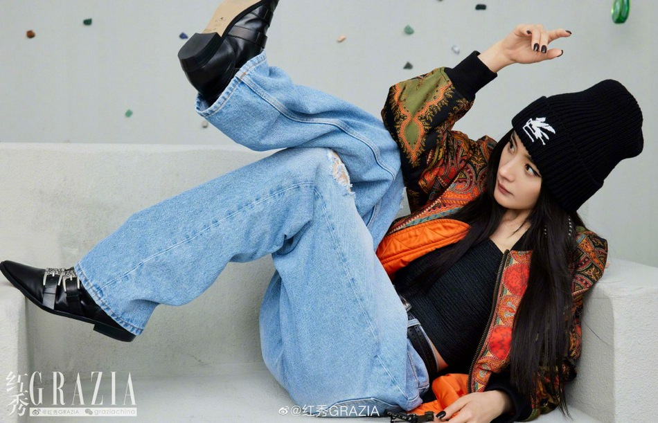 杨幂黑长直发造型复古摩登写真