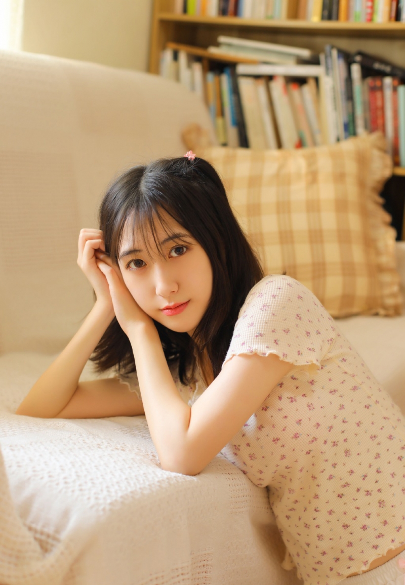 短裤美女白丝美腿纤细修长图片