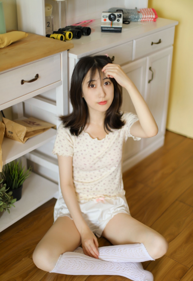 短裤美女白丝美腿纤细修长图片