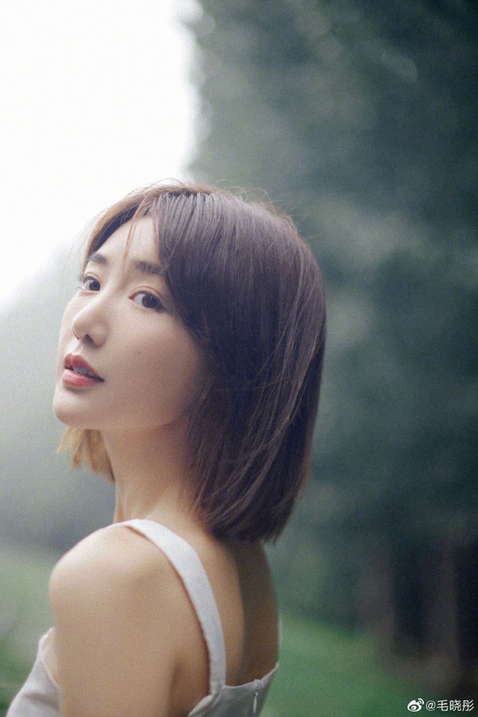 毛晓彤白色长裙清新动人写真美照