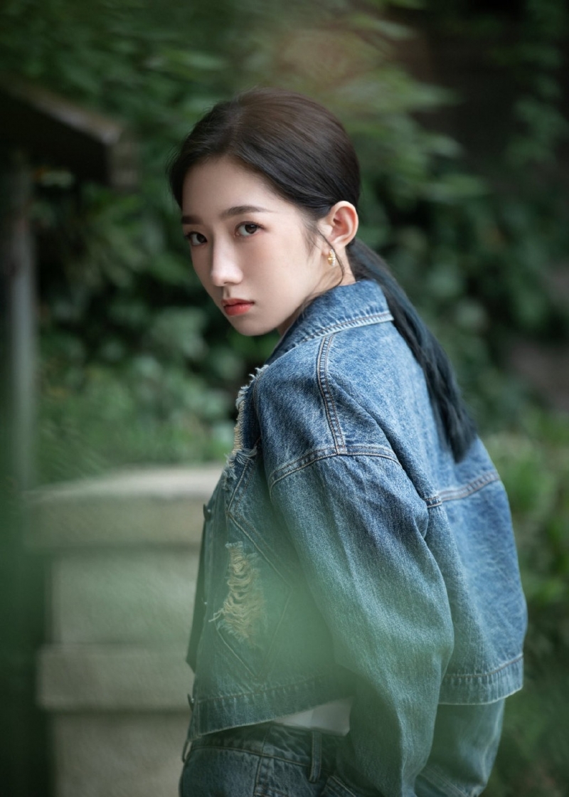 孟美岐牛仔套装又酷又飒写真美照