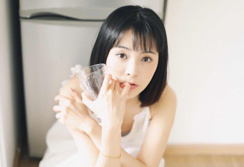 床上美女甜美笑容室内个人写真