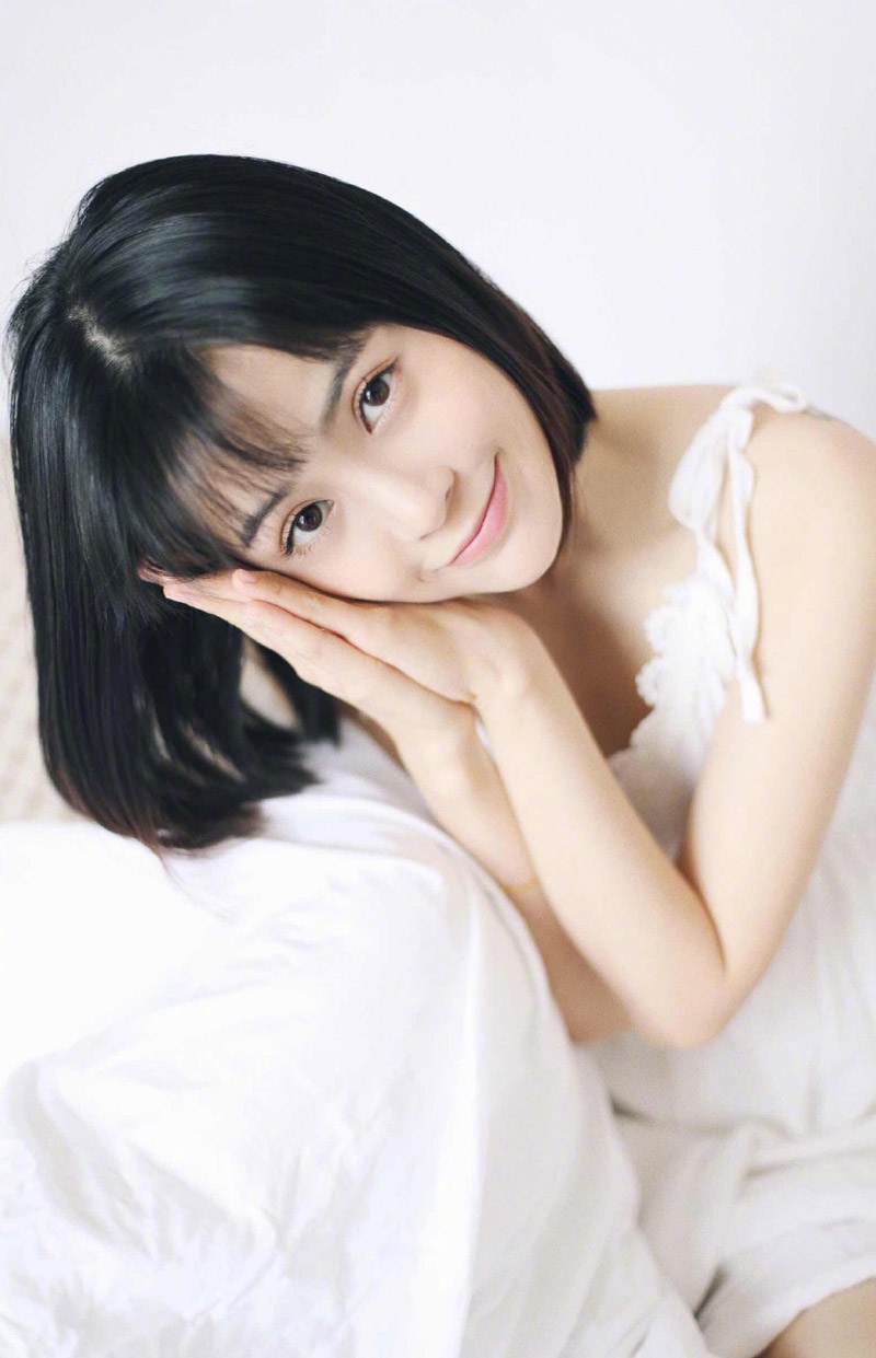 床上美女甜美笑容室内个人写真
