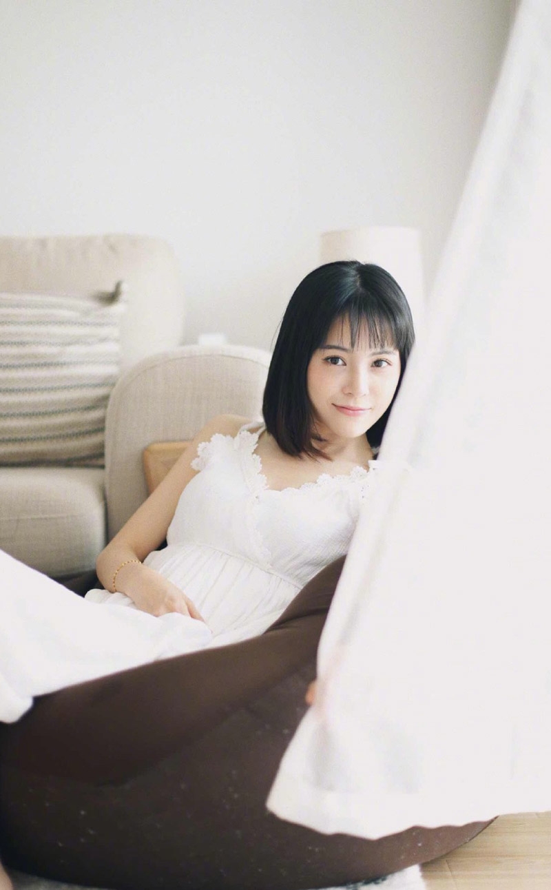 床上美女甜美笑容室内个人写真
