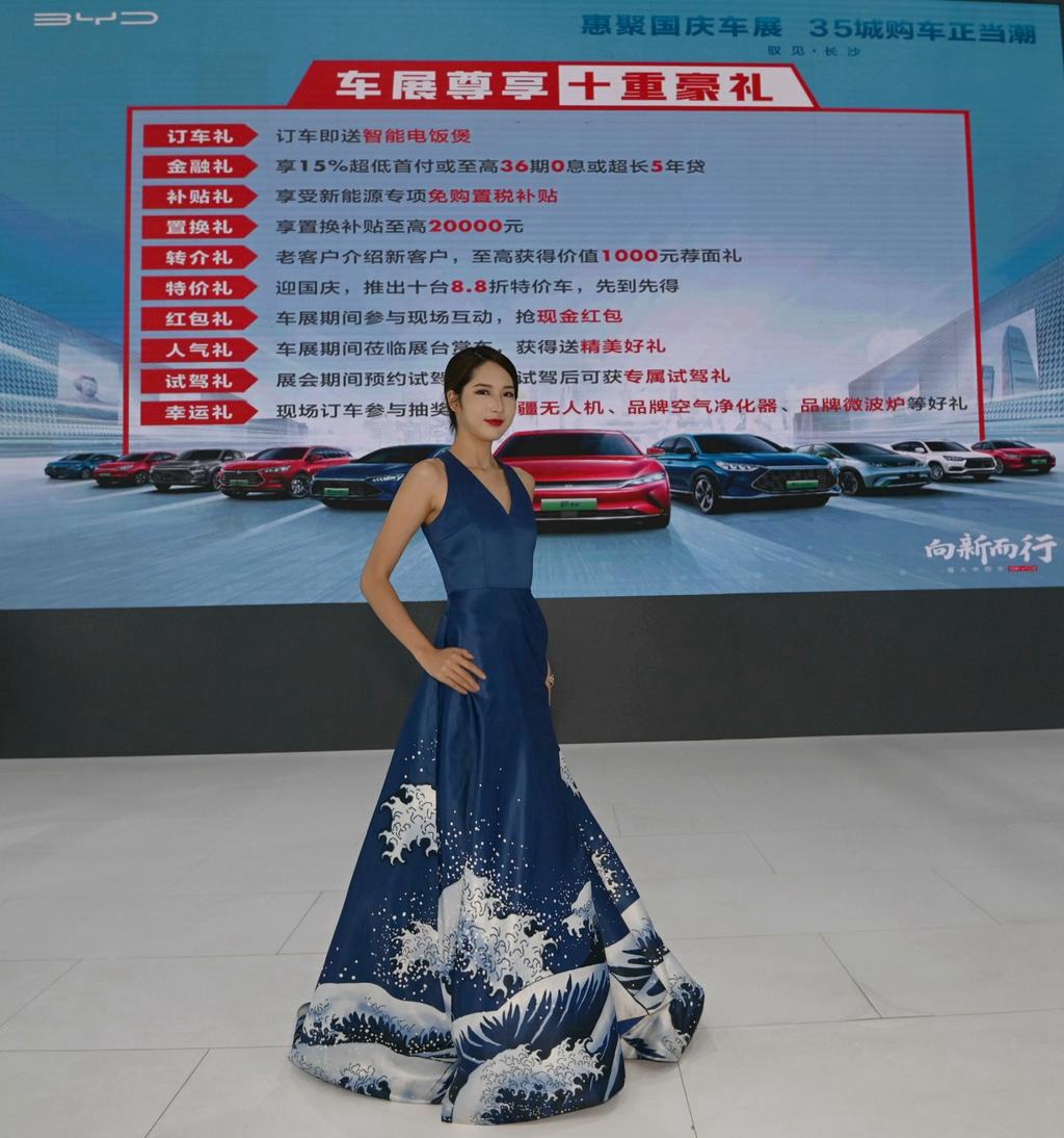 美女车模低胸露背长裙车展私拍