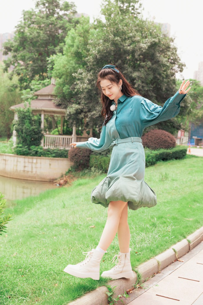 景甜头戴蝴蝶结少女感十足写真