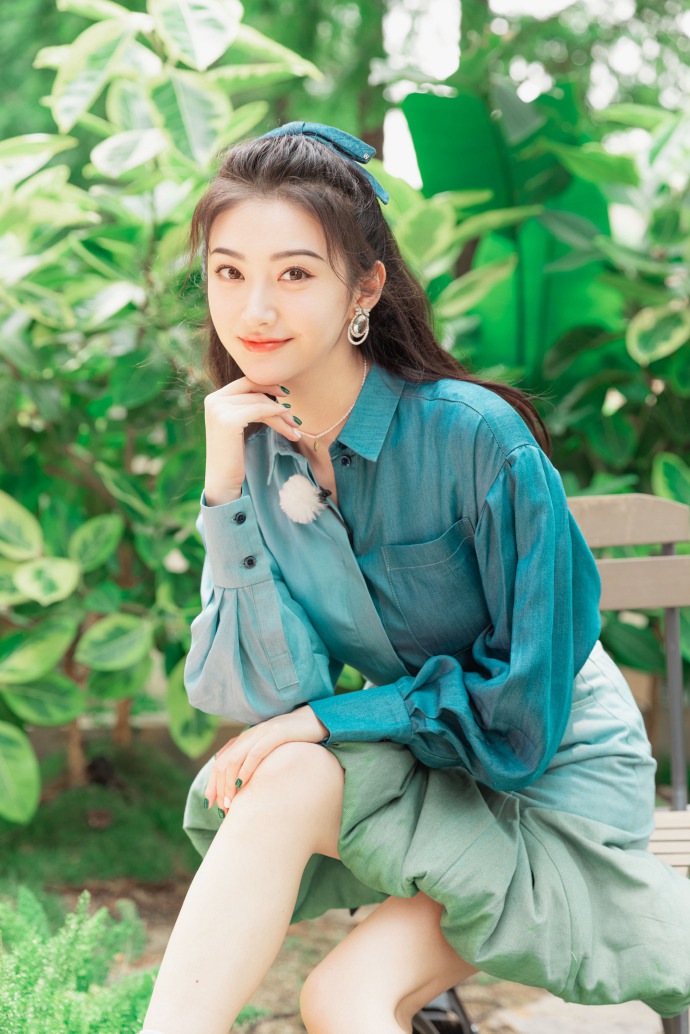 景甜头戴蝴蝶结少女感十足写真