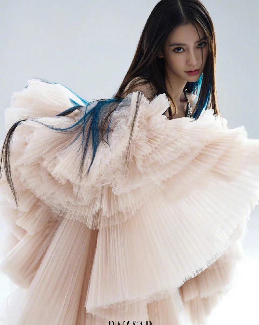 Angelababy《时尚芭莎》蓝发挑染造型冷艳写真
