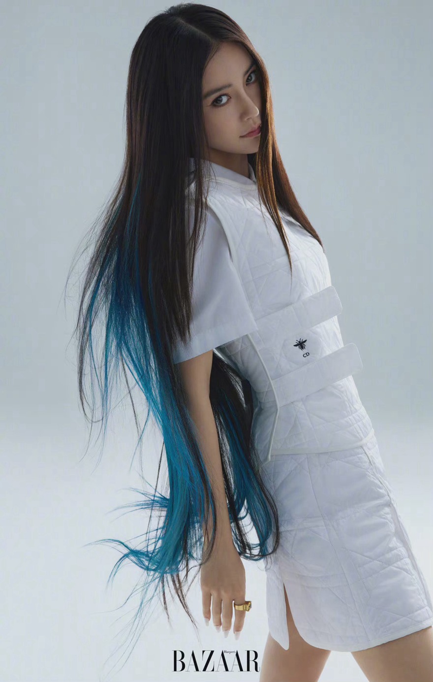 Angelababy《时尚芭莎》蓝发挑染造型冷艳写真