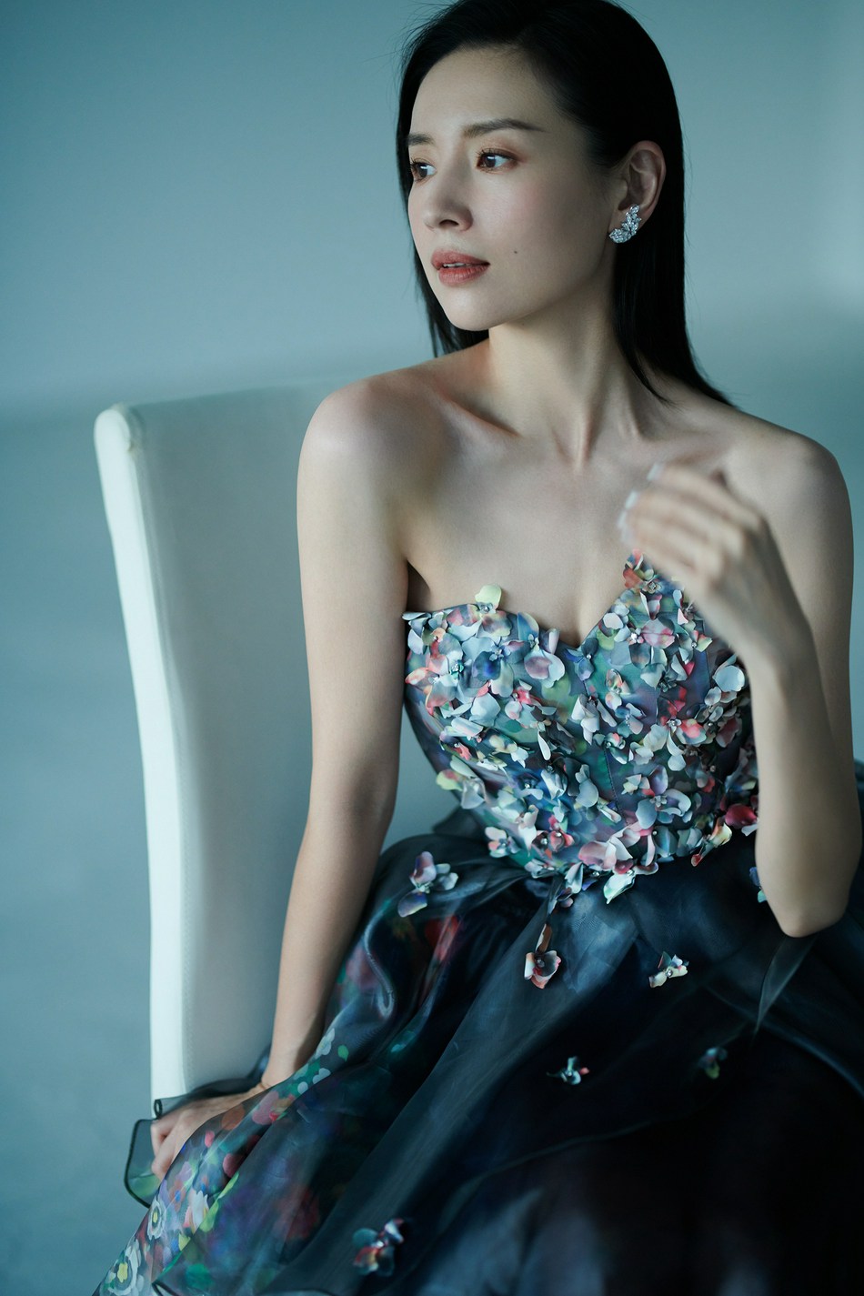 董洁抹胸花瓣长裙温婉优雅写真