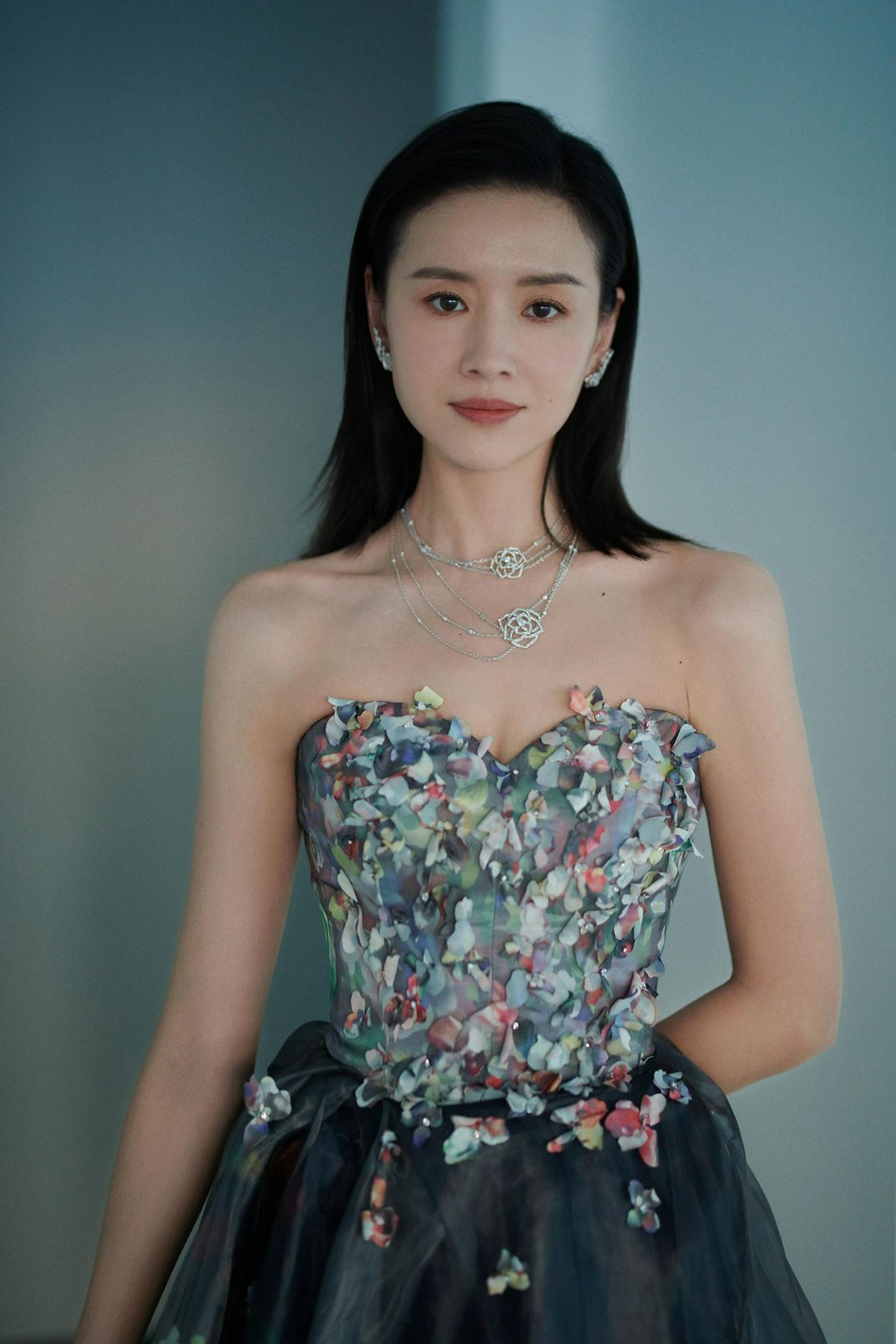 董洁抹胸花瓣长裙温婉优雅写真