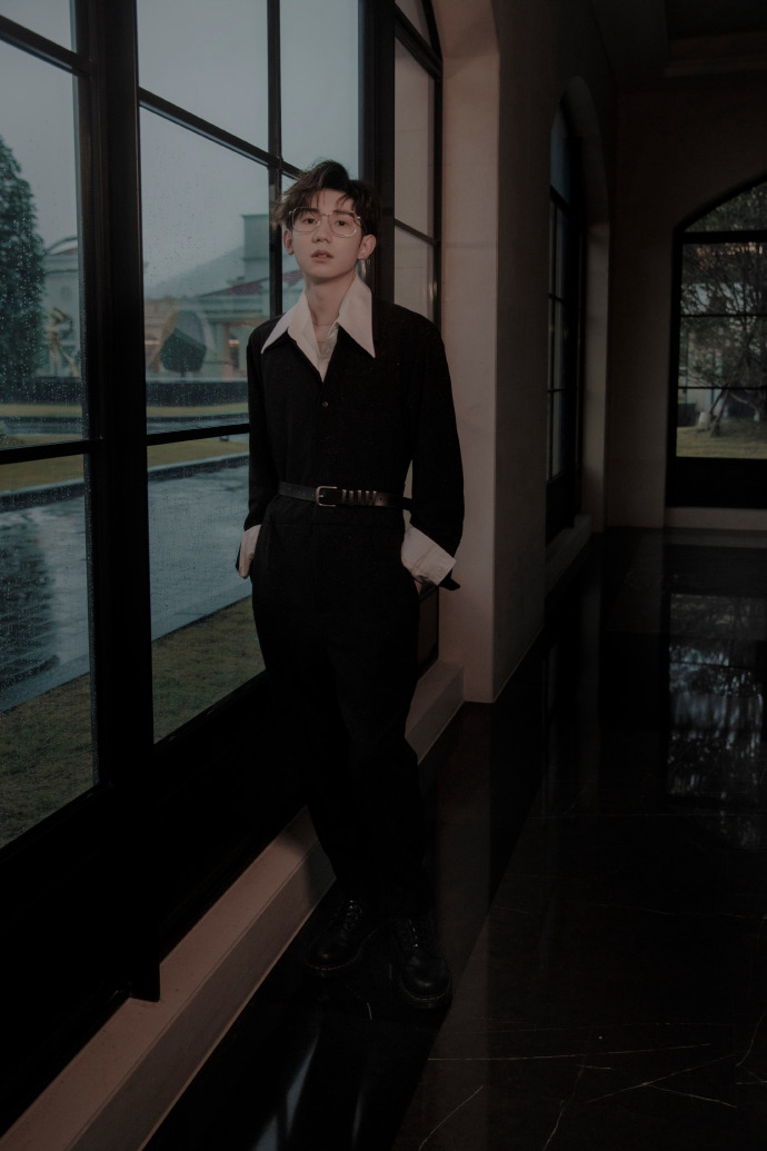 王源全黑造型痞帅十足写真帅照