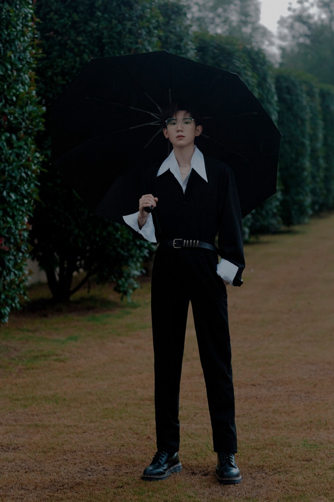 王源全黑造型痞帅十足写真帅照