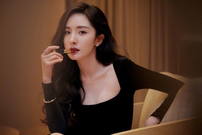 杨幂雅诗兰黛品牌活动穿小黑裙尽显优雅气质