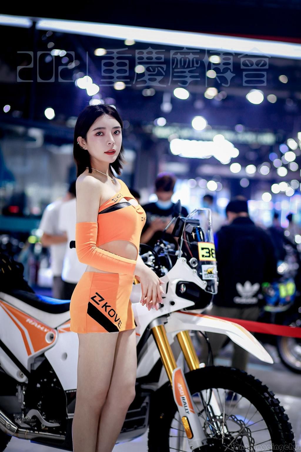 前凸后翘美女车模性感火辣私拍